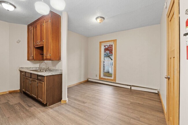 Building Photo - Updated 1-Bath 1-Bed Unit - Available Now!