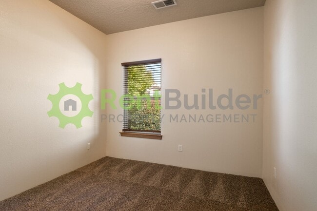 Building Photo - Model Perfect Living in Beautiful Loma Pinon