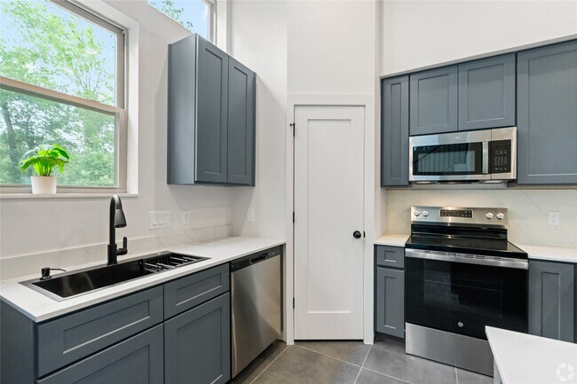 Building Photo - 13818 Bee Flower Ln