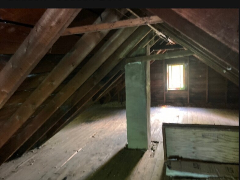 Attic bonus for storage - 10 Harrison St