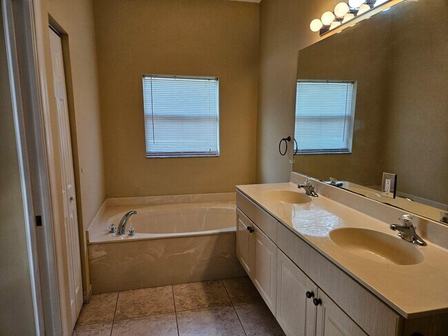 Building Photo - 394 NW Breezy Point Loop