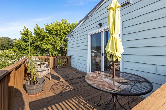 Building Photo - Charming and Private 1 Bedroom- Thursday 7...