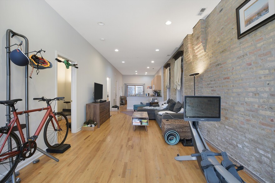 Building Photo - 2016 W Wabansia Ave