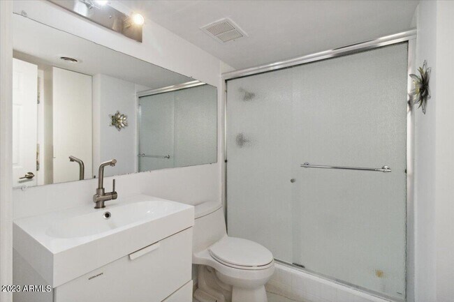 Building Photo - 7625 E Camelback Rd