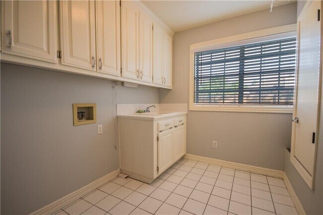 Building Photo - 2 Oak Ridge Ln