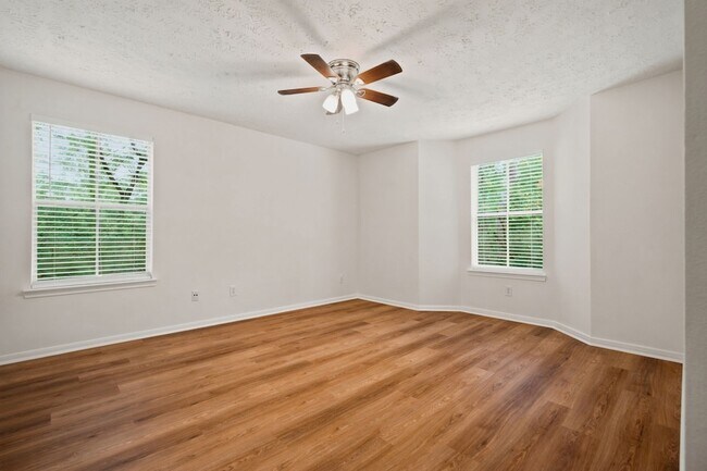 Building Photo - 8051 Bay Branch Dr
