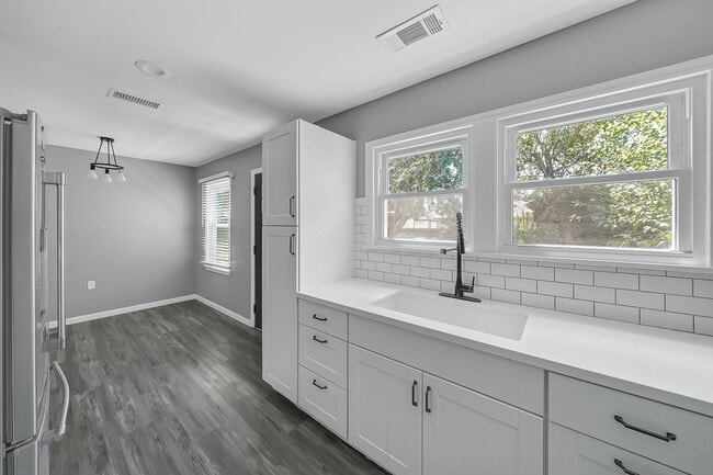 Building Photo - 7323 Farnsworth St