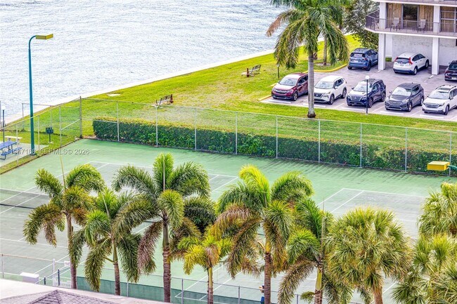 Building Photo - 600 Parkview Dr