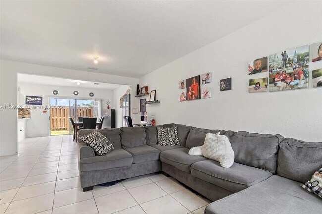 Building Photo - 389 NE 5th Pl