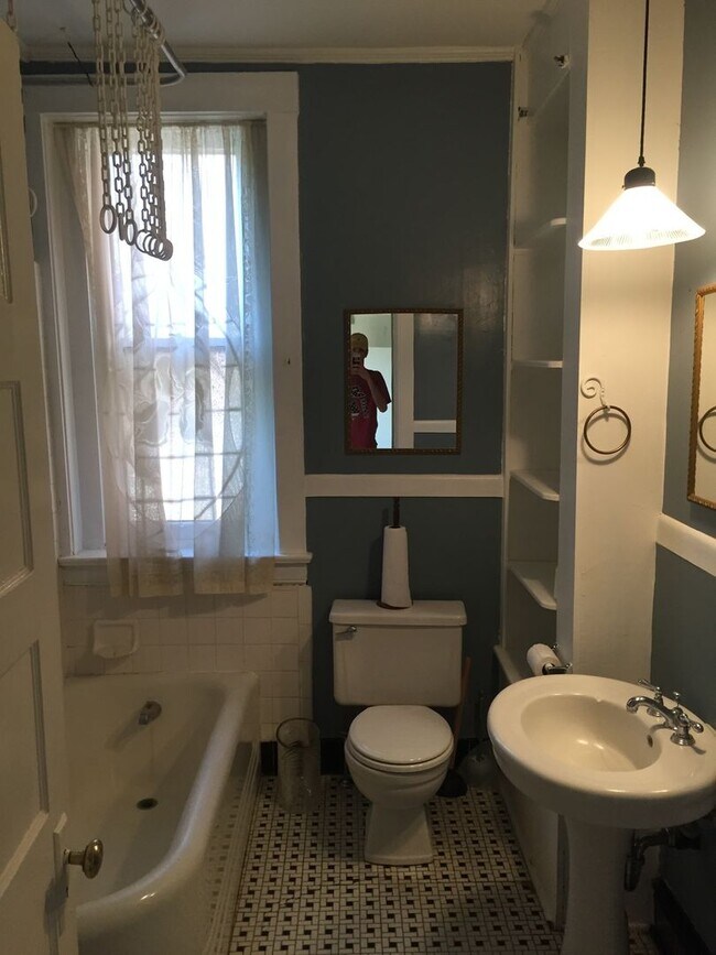 Building Photo - Saint James Ct