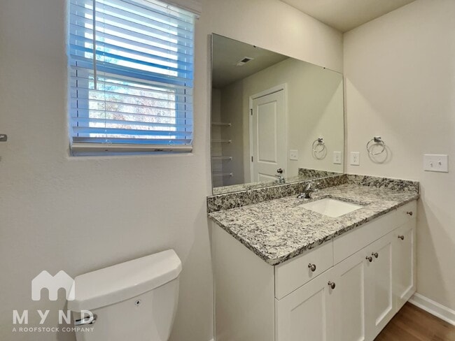 Building Photo - 329 New Villas St