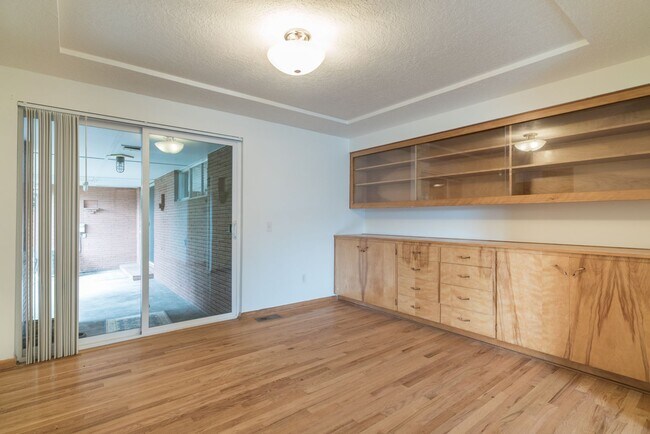 Building Photo - $500 move-in incentive! Awesome 3-bdrm/2-b...