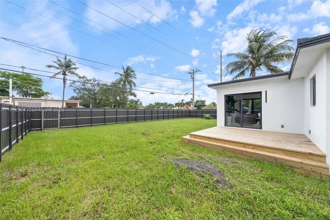 Building Photo - 1305 N 31st Rd