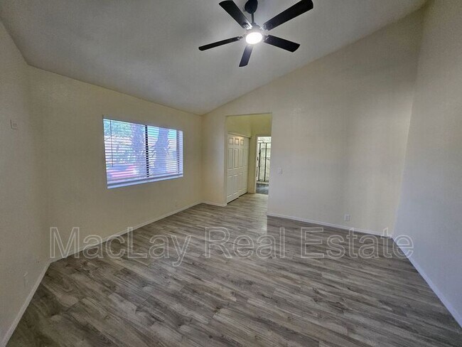 Building Photo - 4024 E Hiddenview Dr