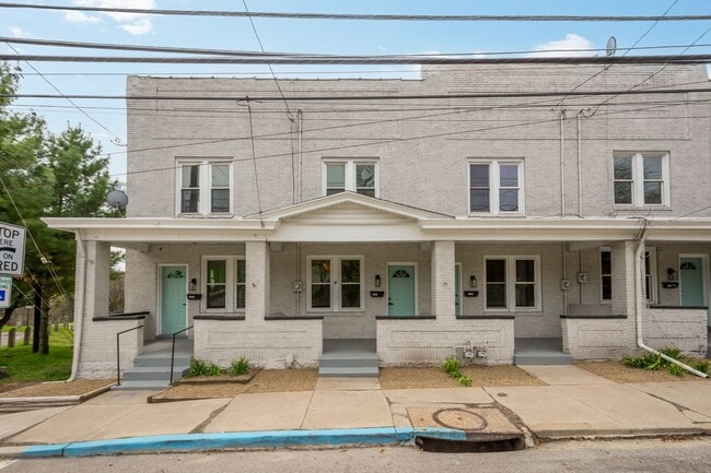 Building Photo - RENOVATED TOP TO BOTTOM! 2-BEDROOM IN THE ...