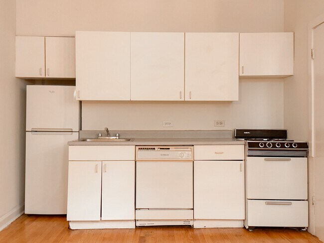 Building Photo - 821 W Waveland Ave