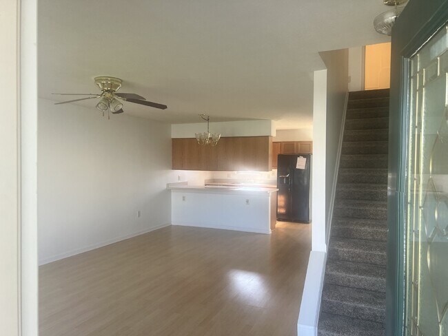 Building Photo - Charming 3-Bedroom End Unit Townhouse in B...