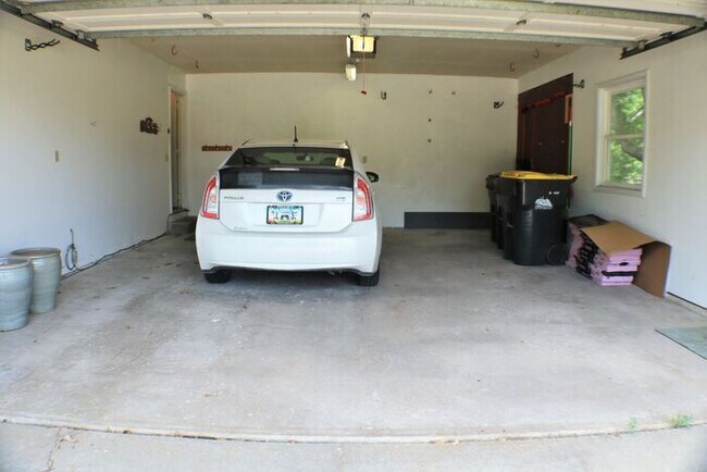 Building Photo - $2,300 | 3 Bedroom, 3 Bathroom House | No ...