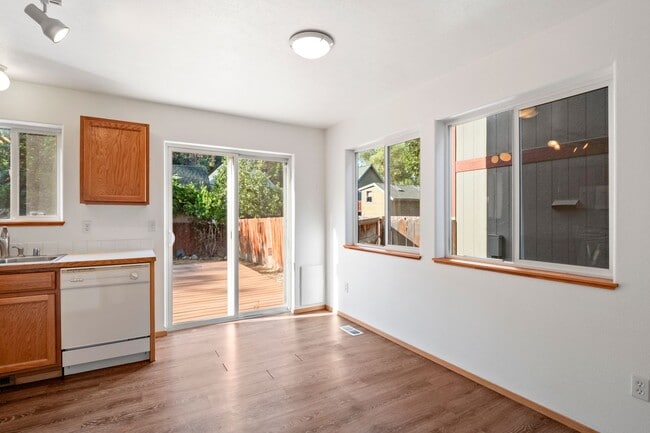 Building Photo - Downtown / Peaceful Valley 2 Bed 2 Bath ho...