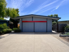 Building Photo - San Mateo 4Bed/2Ba Eichler Home with Putting Green, Vegetable Garden & Designer Finishes