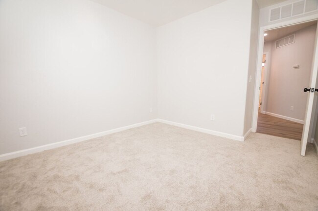 Building Photo - 4 Bedroom, 2 Bath, Split Floor Plan, 2 Car Garage, Central A/C