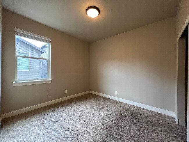 Building Photo - 14265 SW Burlwood Ln