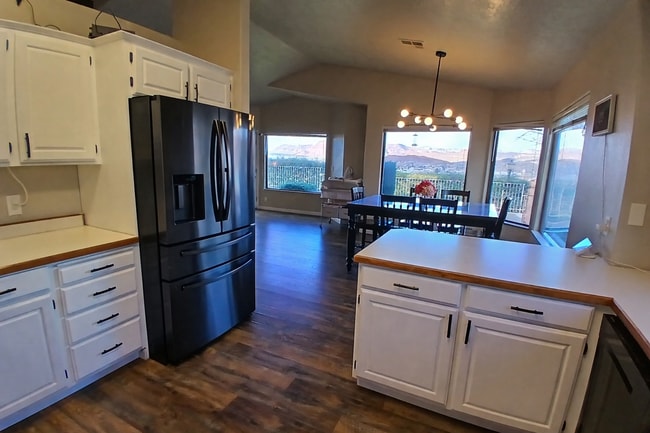 Building Photo - Pool, pickleball, views plus 3 bed 2 bath home.