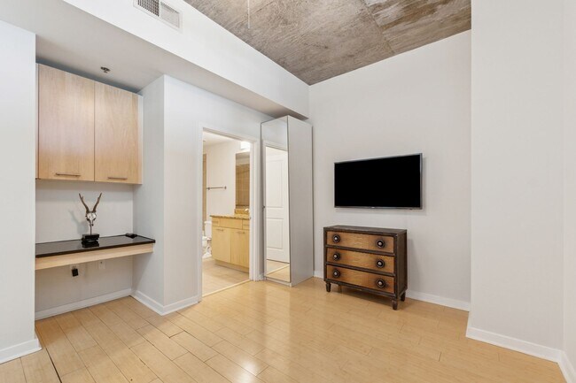 Building Photo - Sought After Realm Residences!