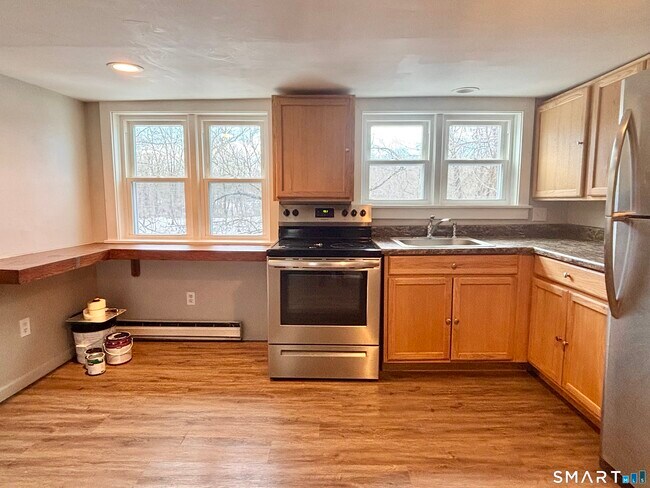 Building Photo - 122 Main St