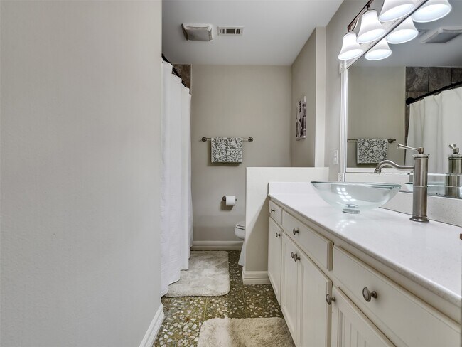 Building Photo - 2811 Quincannon Ln