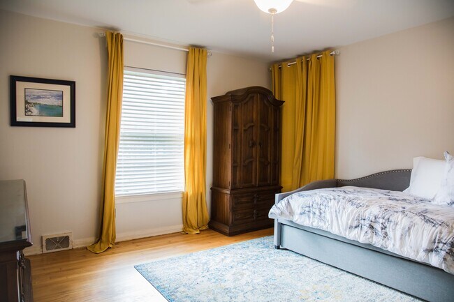 Building Photo - 10129 Solta Dr