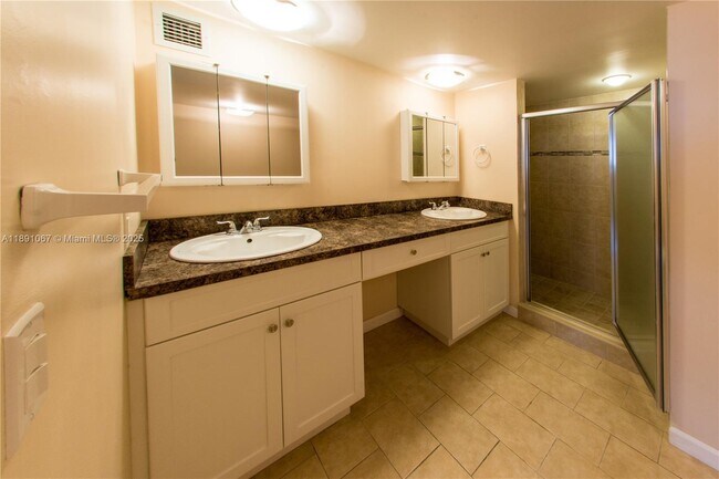 Building Photo - 1833 S Ocean Dr