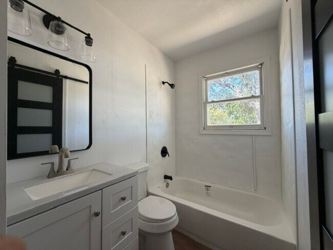 Building Photo - 1701 Islla Dr