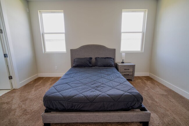 Building Photo - Modern Comfort in a Prime Location