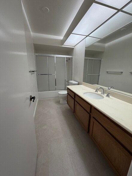Upstairs full bathroom - 18241 Andrea Cir N