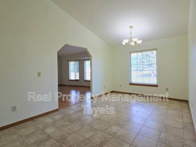 Building Photo - 338 W King Tut Rd