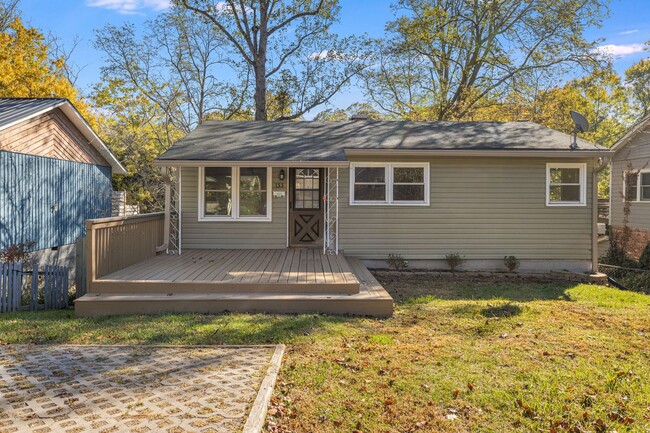 Primary Photo - Bright 3-Bedroom in West Asheville with Fe...