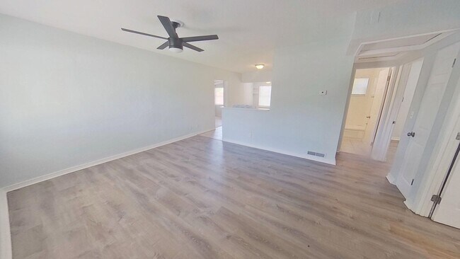 Building Photo - Freshly renovated 3/1