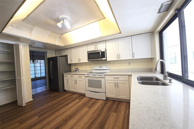 Building Photo - 7450 SW 15th St