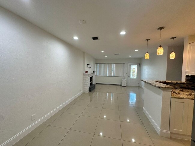 Building Photo - 104 NE 16th Ave