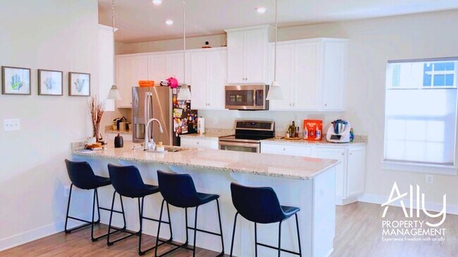 Building Photo - 3272 Village Park Ave