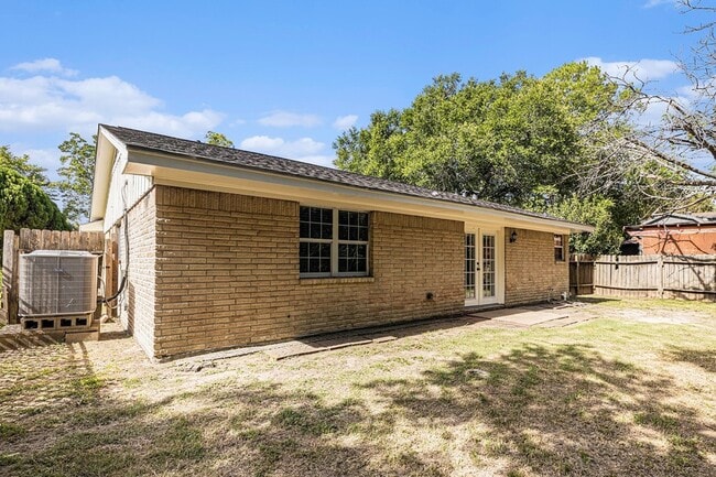 Building Photo - 1026 Lobitt St