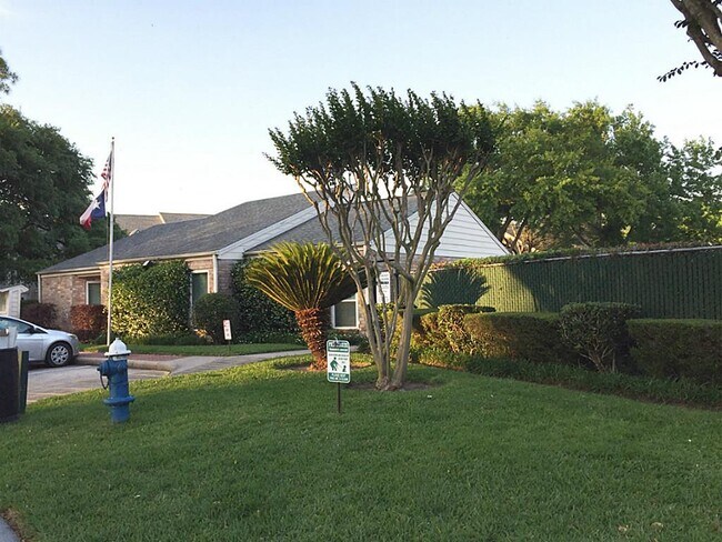 Building Photo - 10330 Briar Forest Dr