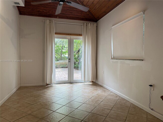 Building Photo - 612 SW 11th Ct