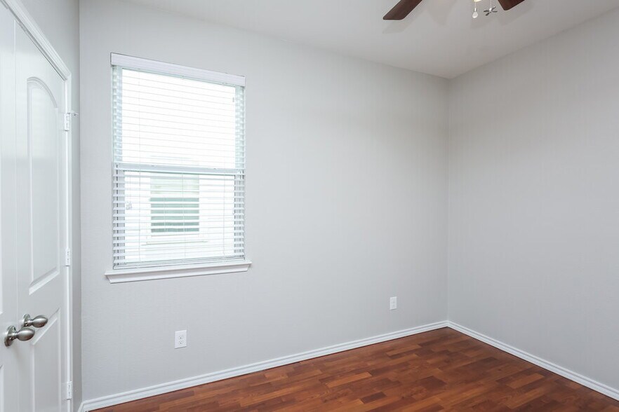 Building Photo - 10965 Colonial Heights Ln