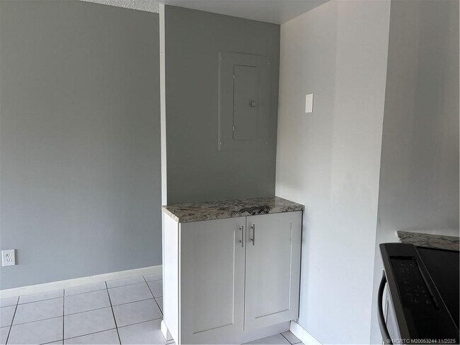 Building Photo - 2041 NE Collins Cir