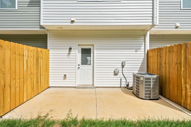 Building Photo - Beautiful townhome in Clarksville!