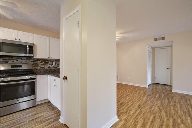 Building Photo - 210 Wynnes Ridge Cir SE