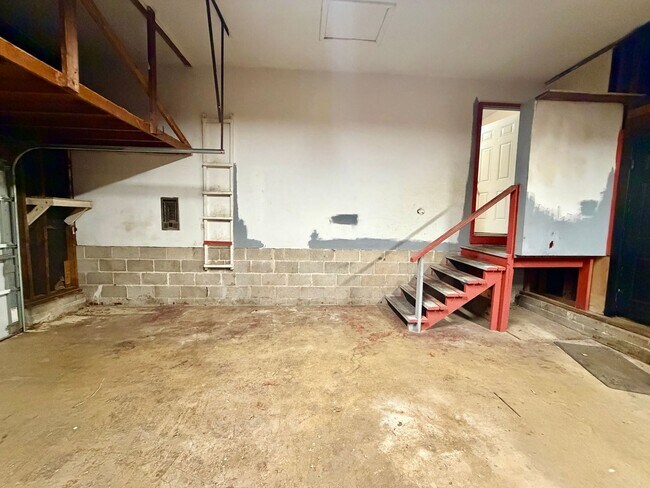 Building Photo - Nice Split Level Home in Huntsville! Fenced Yard and 2 car garage!