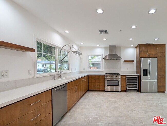 Building Photo - 450 N Sunnyslope Ave